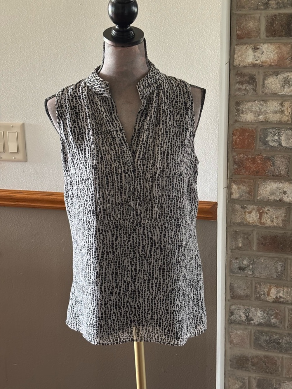 Banana Republic Black and White Printed Sleeveless Split-Neck Top